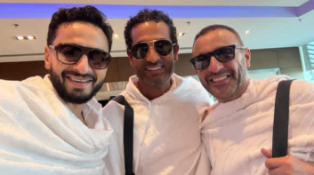 ابتسامة ونظارة سوداء.. صورة تجمع السقا وسعد وهلال قبل أداء مناسك الحج